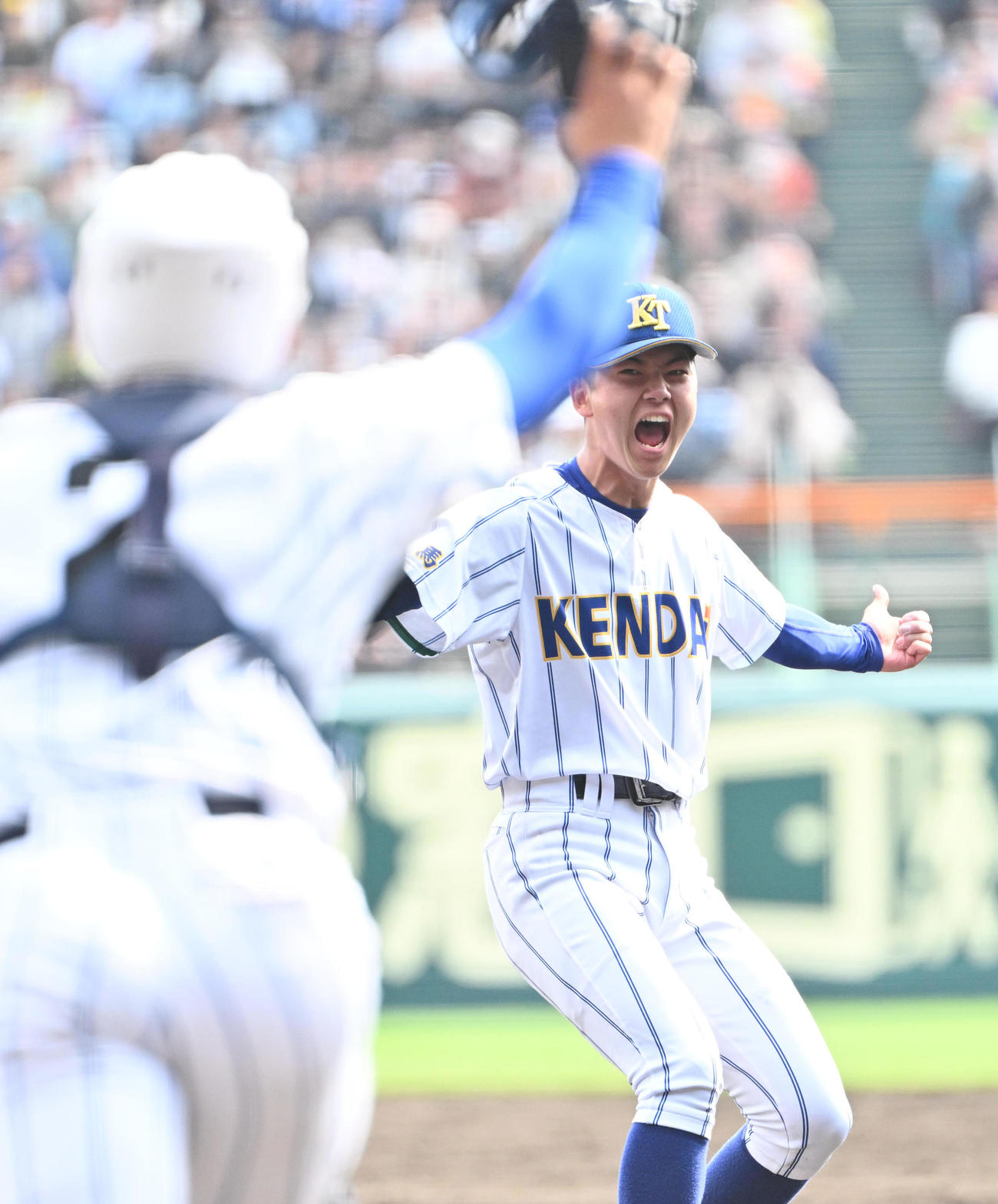 報徳学園対高崎健康福祉大高崎　優勝を果たし雄たけびをあげる佐藤龍月（右）。左は箱山遥人捕手（撮影・石井愛子）
