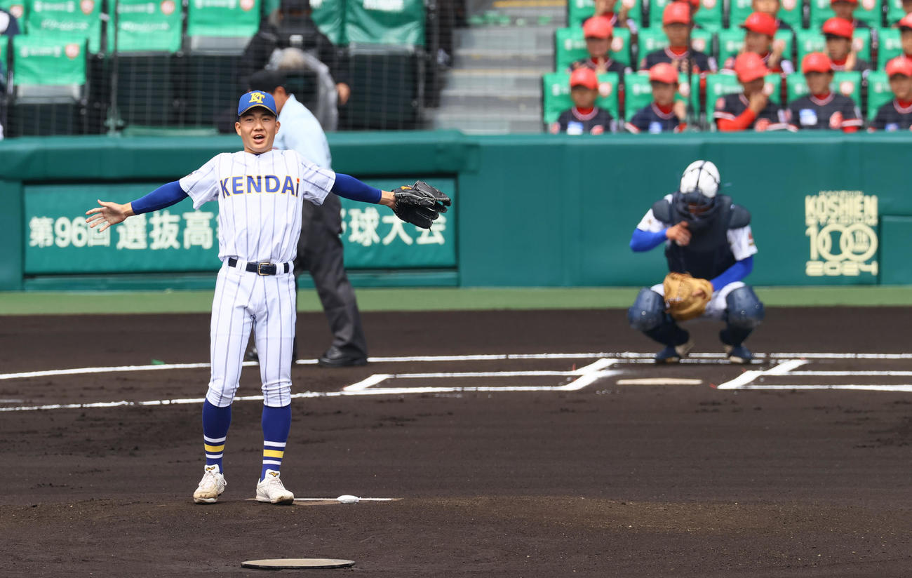 報徳学園対高崎健康福祉大高崎　マウンドに立ち深呼吸する高崎健康福祉大高崎先発の石垣（撮影・上山淳一）