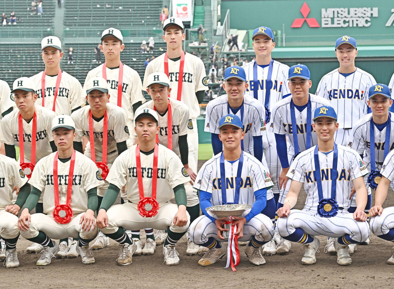 報徳学園対高崎健康福祉大高崎　試合後、記念撮影する高崎健康福祉大高崎・箱山（前列中右）と報徳学園・間木（前列中左）ら選手たち（撮影・滝沢徹郎）