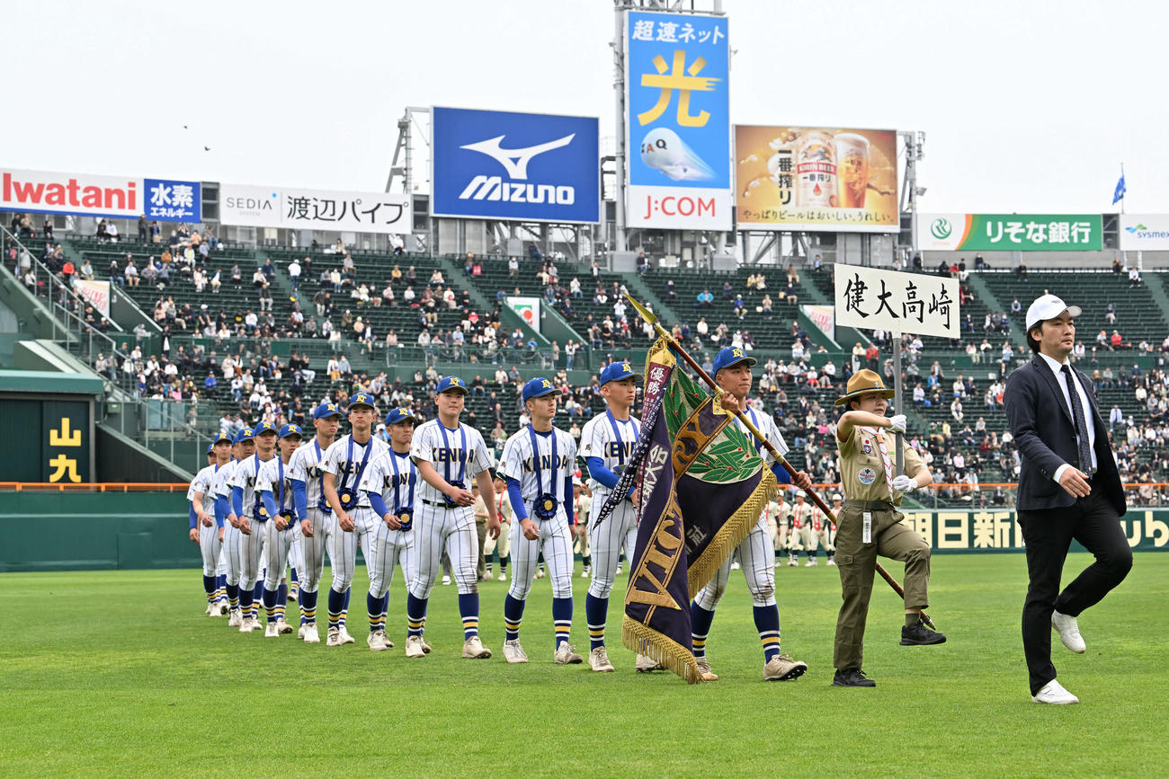 報徳学園対高崎健康福祉大高崎　優勝旗を手に場内を1周する高崎健康福祉大高崎・箱山（撮影・滝沢徹郎）