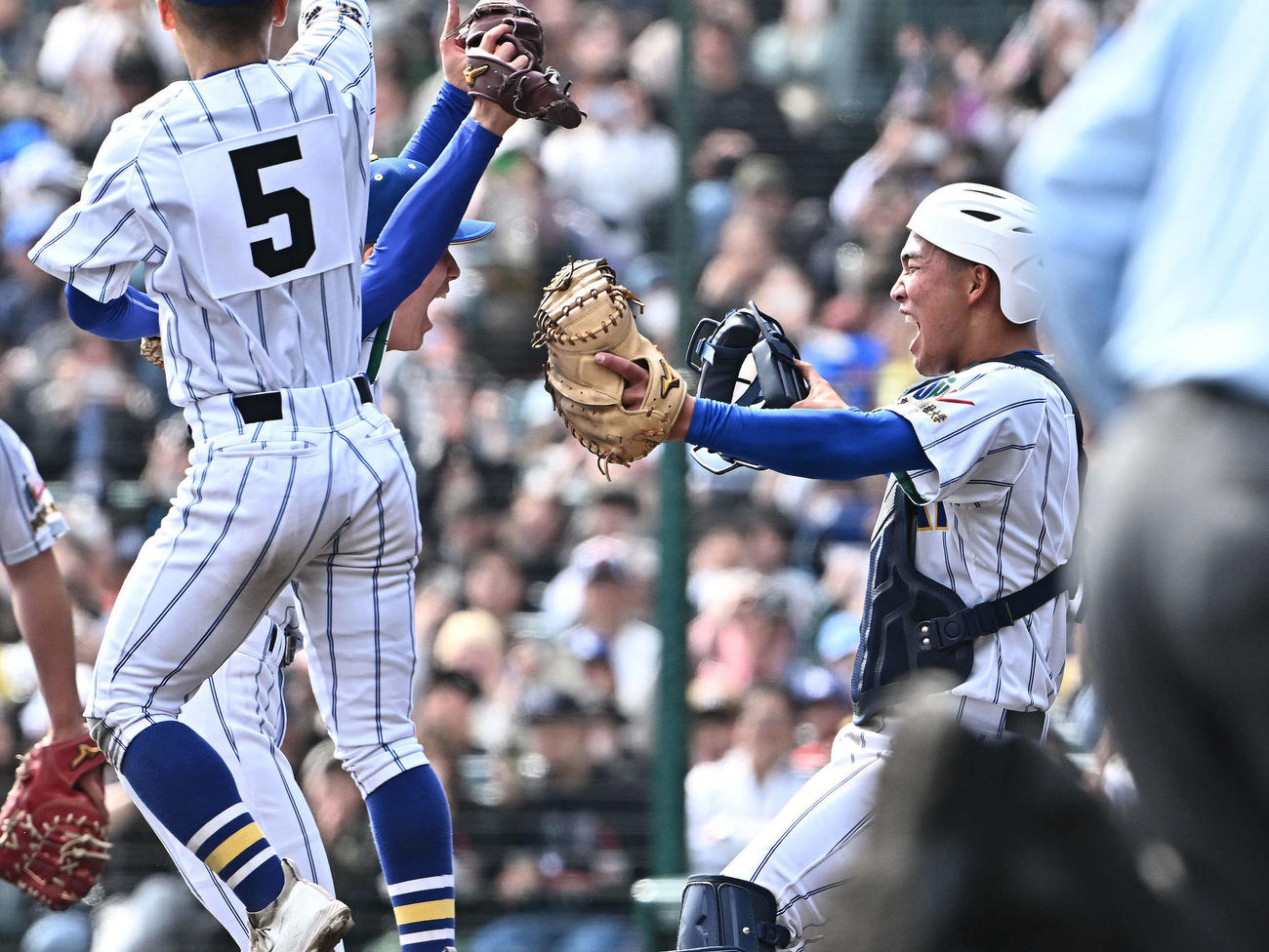 報徳学園対高崎健康福祉大高崎　優勝を決め、高崎健康福祉大高崎の捕手箱山（右）は試合を締めた佐藤と抱き合う（撮影・滝沢徹郎）