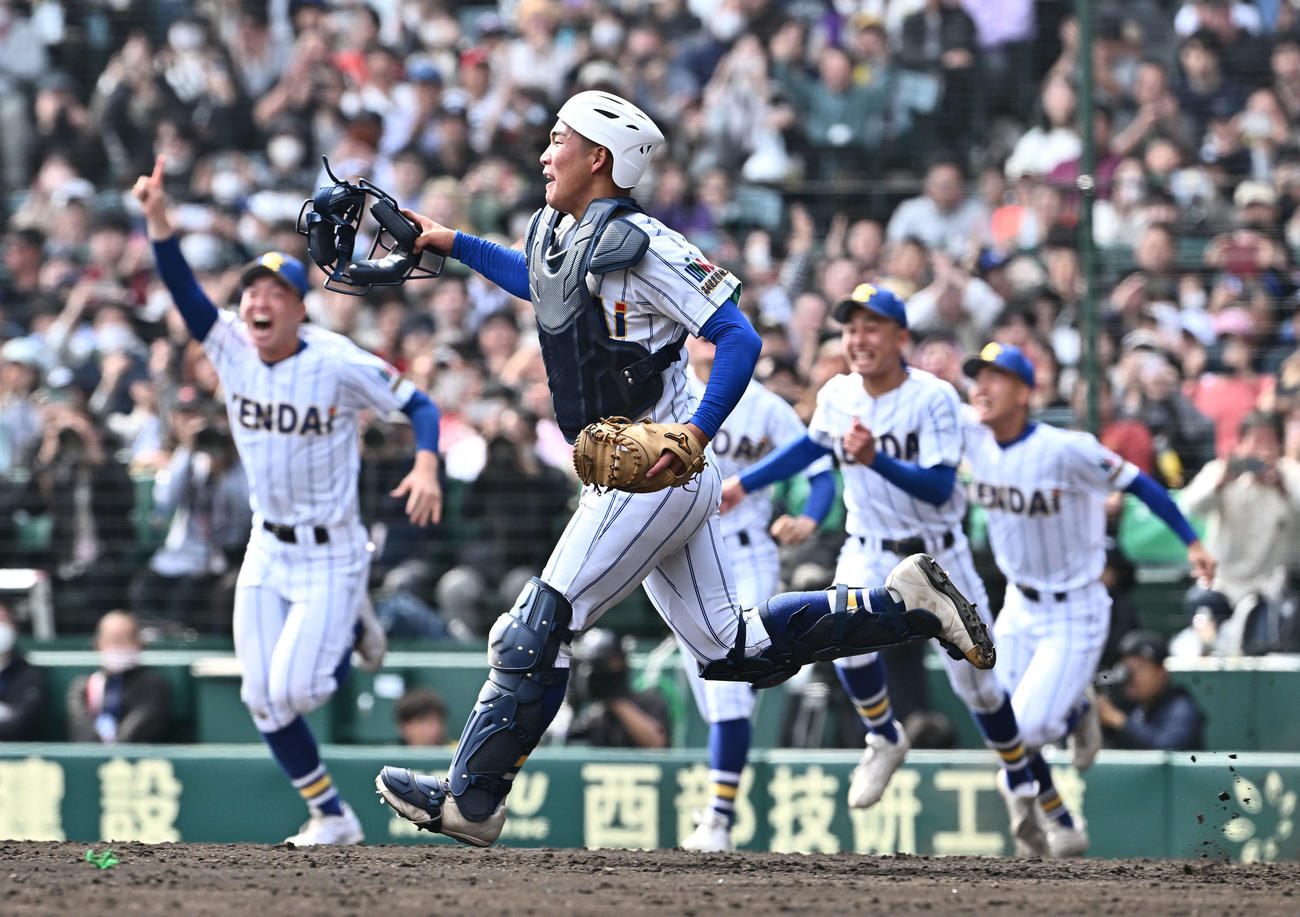 報徳学園対高崎健康福祉大高崎　優勝を決め喜ぶ高崎健康福祉大高崎・箱山（手前）ら（撮影・滝沢徹郎）