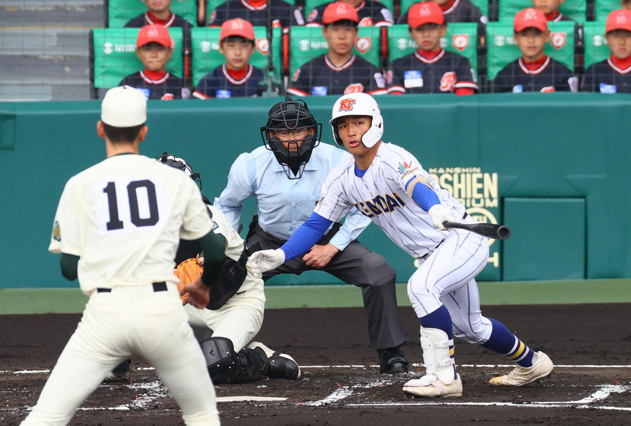 報徳学園対高崎健康福祉大高崎　1回裏高崎健康福祉大高崎2死一塁、箱山は左前打を放つ（撮影・上山淳一）