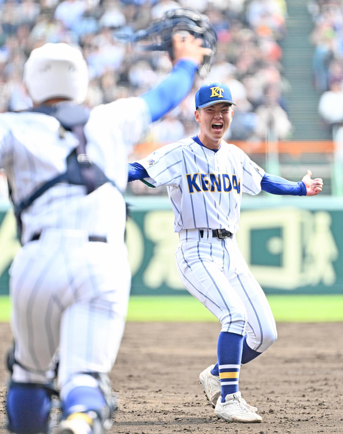 報徳学園対高崎健康福祉大高崎　優勝を果たし雄たけびをあげる佐藤龍月（右）。左は箱山遥人捕手（撮影・石井愛子）