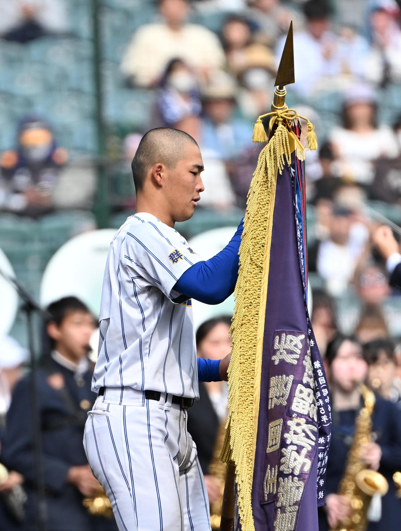 報徳学園対高崎健康福祉大高崎　優勝旗を授与される箱山遥人（撮影・石井愛子）