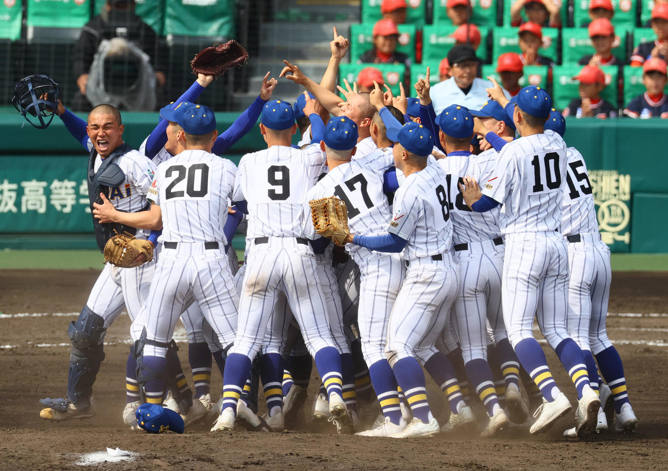報徳学園対高崎健康福祉大高崎　初優勝を決め歓喜する高崎健康福祉大高崎の箱山主将（左）らナイン（撮影・上山淳一）