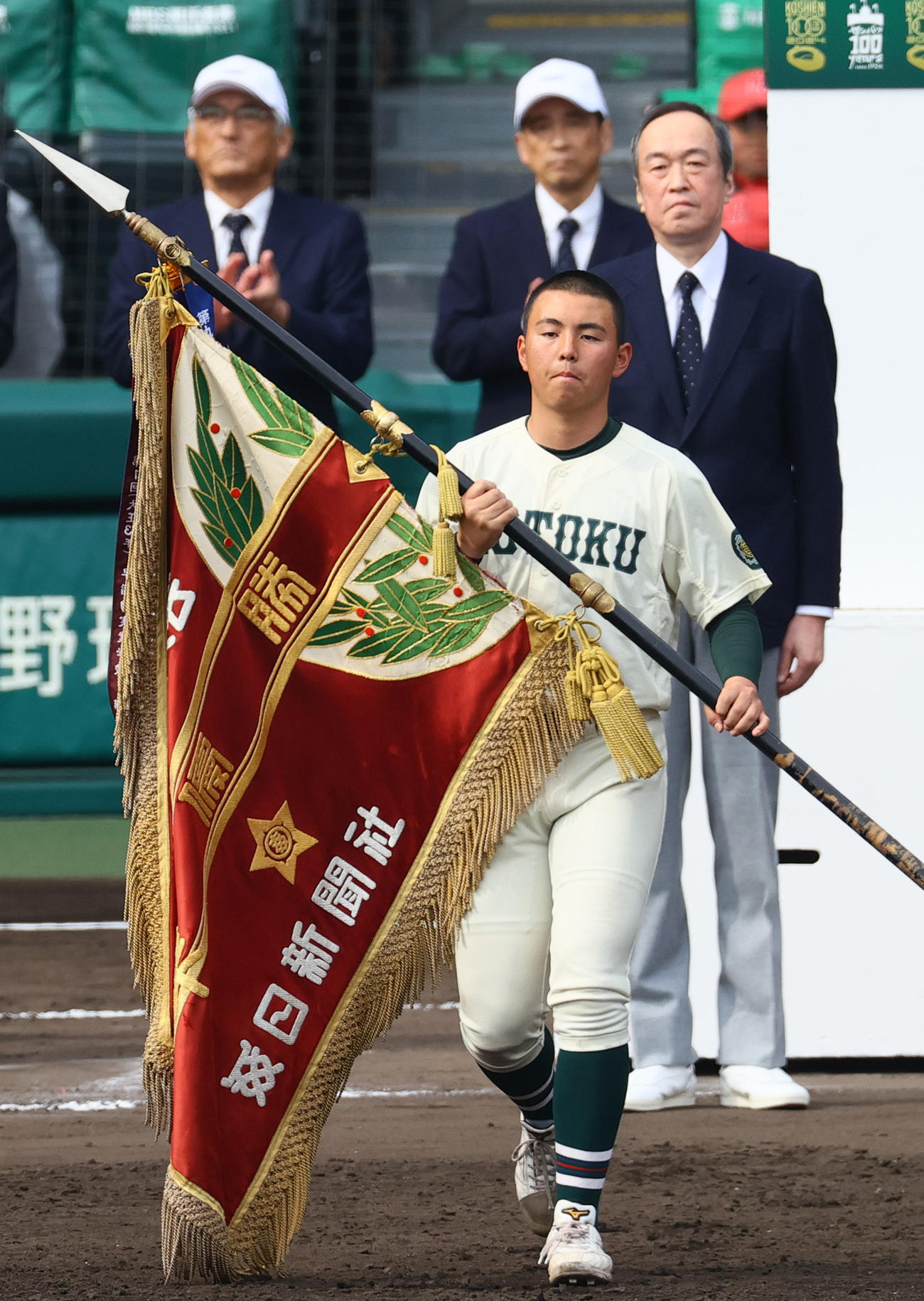 報徳学園対高崎健康福祉大高崎　準優勝旗を手にする報徳学園の間木主将（撮影・上山淳一）