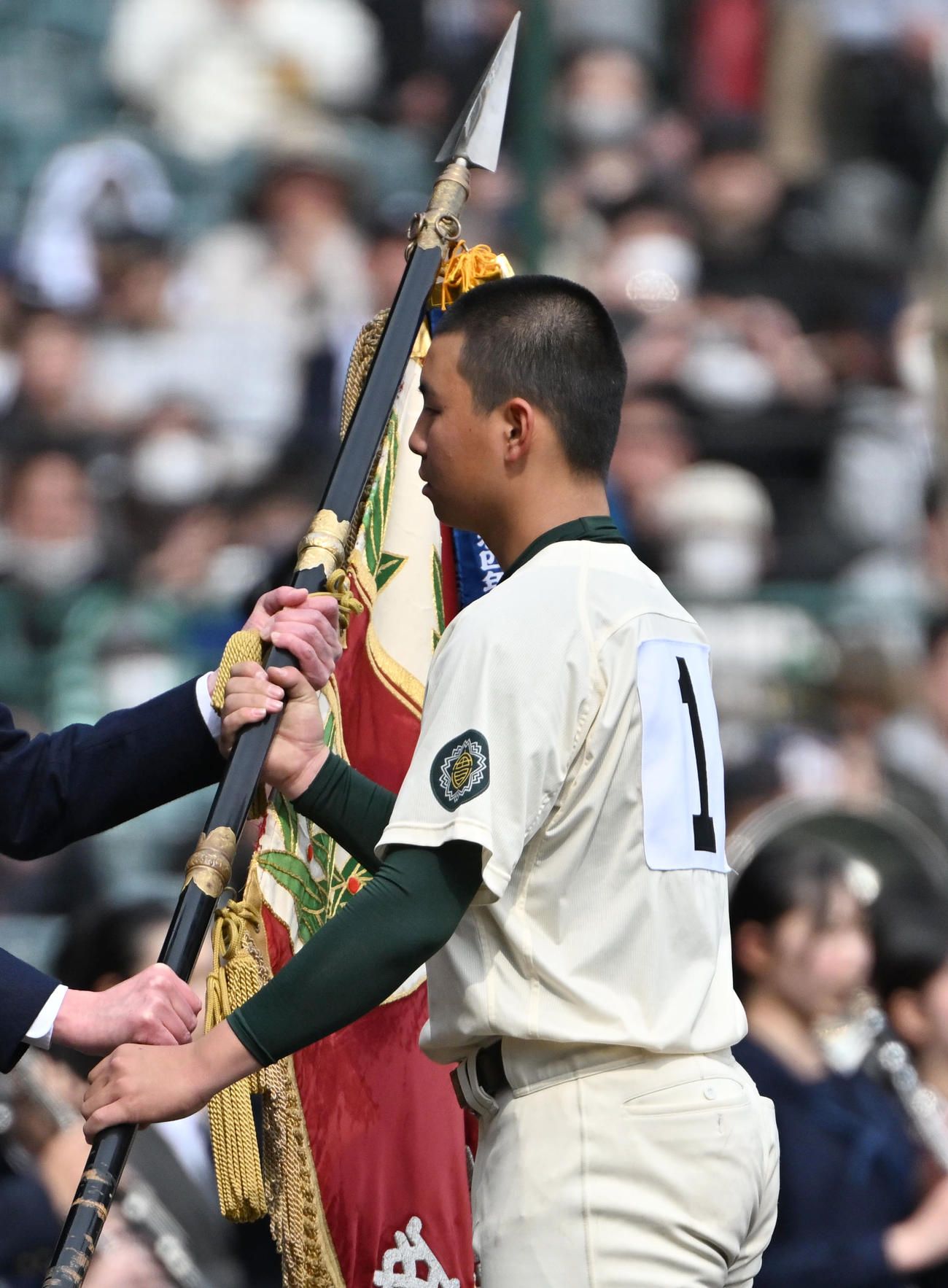 準優勝旗を授与される報徳学園・間木歩（撮影・石井愛子）