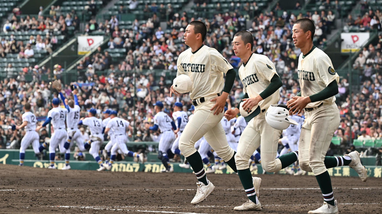報徳学園対高崎健康福祉大高崎　優勝を逃し応援団へあいさつに向かう報徳学園・間木（左）ら（撮影・滝沢徹郎）