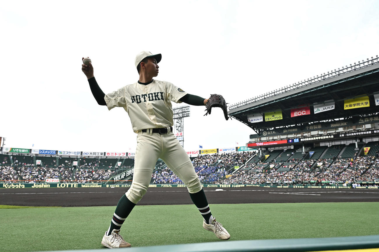 報徳学園対高崎健康福祉大高崎　試合の準備をする報徳学園・間木（撮影・滝沢徹郎）
