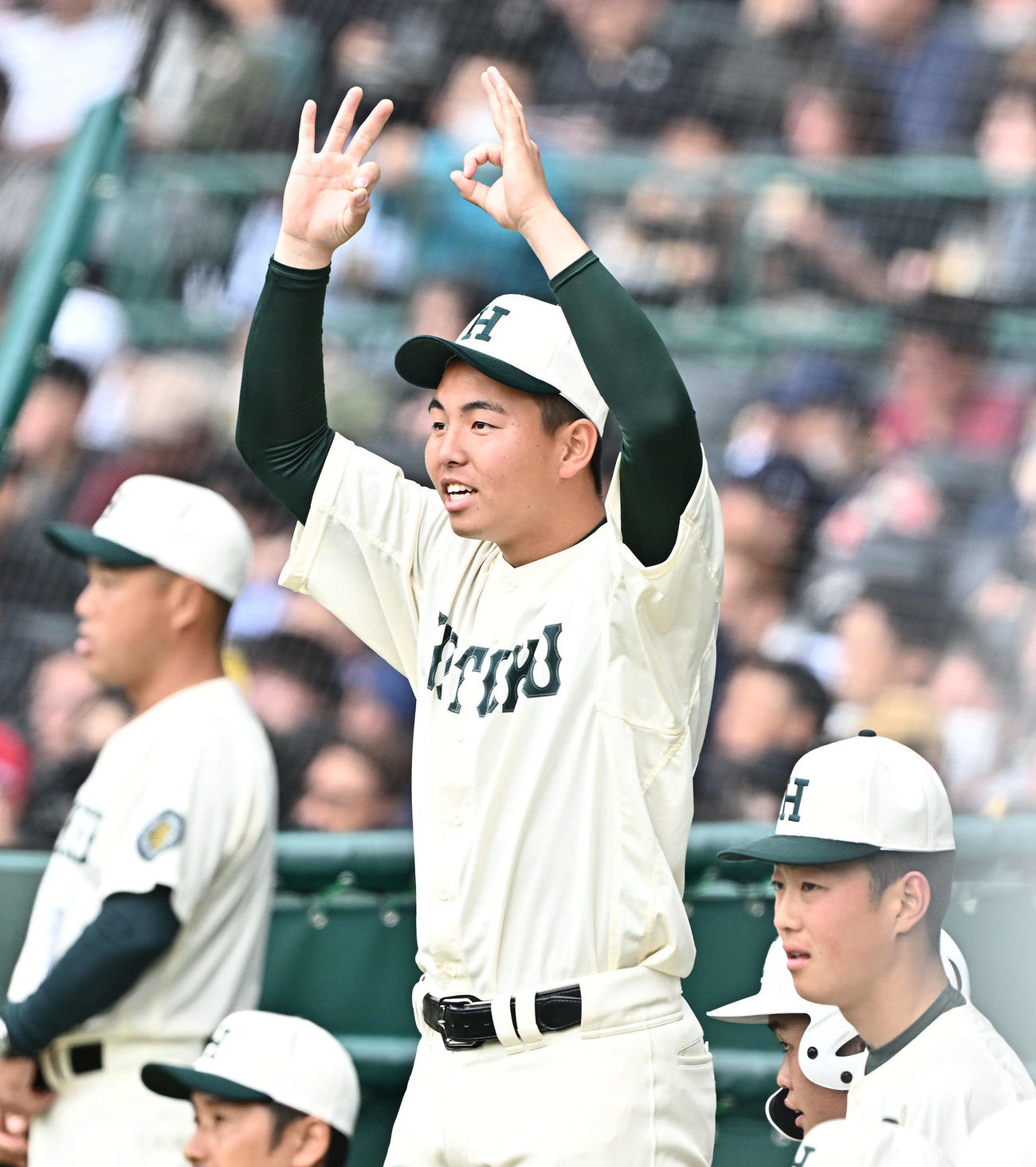 報徳学園対高崎健康福祉大高崎　1回表報徳学園2死一、二塁、安井康起の2点適時二塁打で先制し喜ぶ間木（撮影・滝沢徹郎）