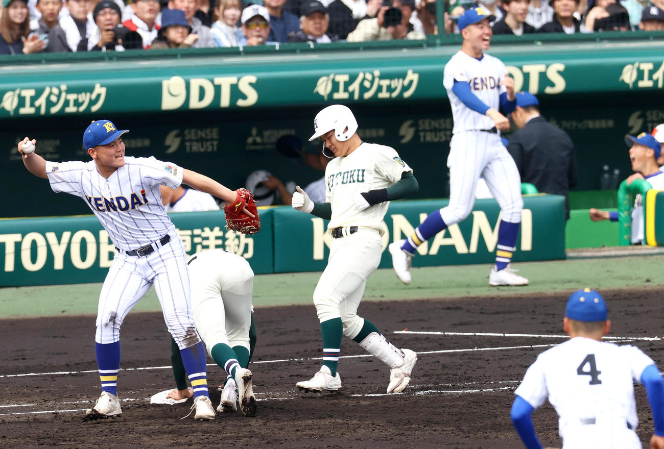 報徳学園対高崎健康福祉大高崎　3回表報徳学園1死一塁、斎藤（中央）は二直に倒れ、走者西村は戻れず併殺となる。左は一塁手森山（撮影・上山淳一）