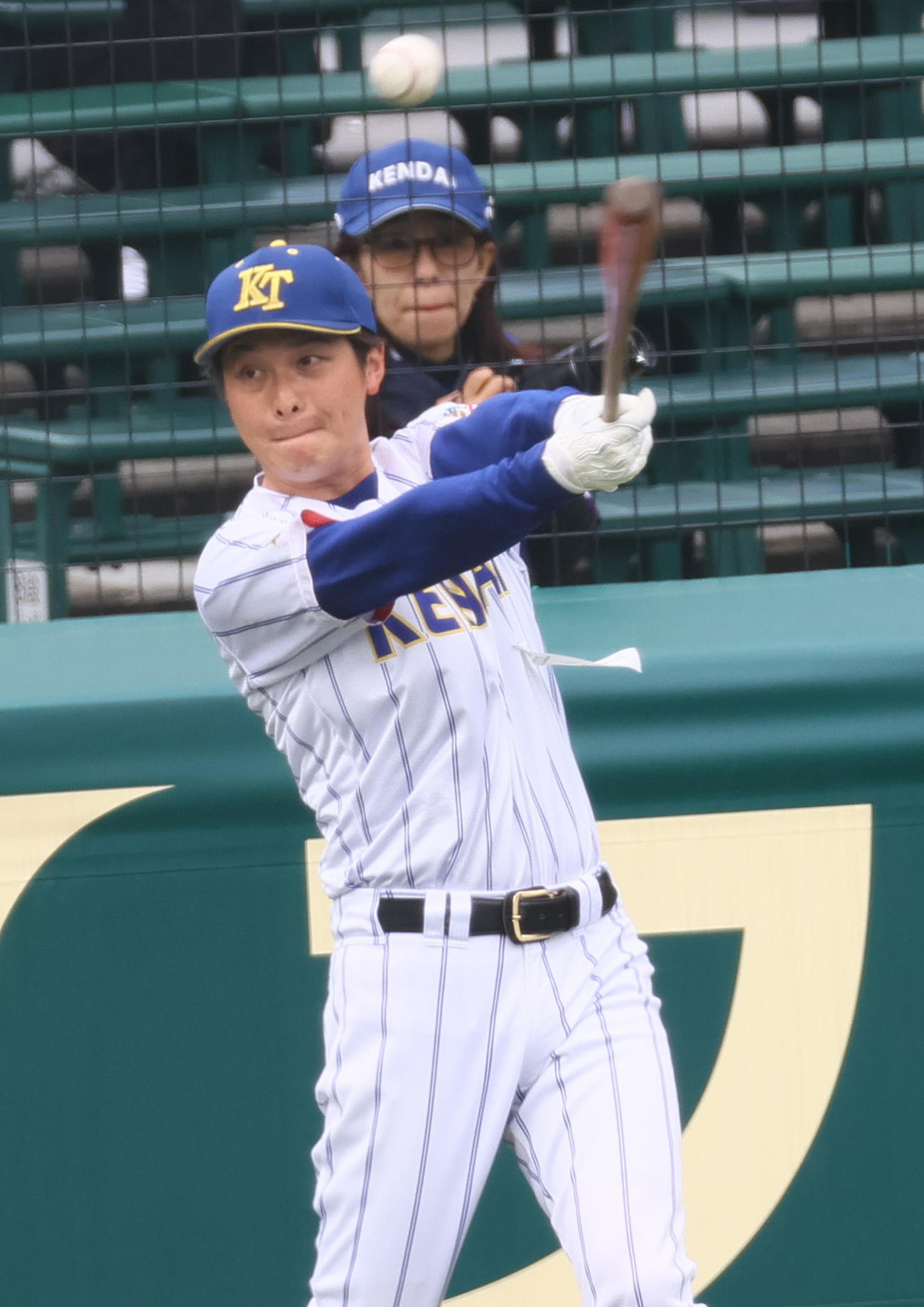 報徳学園対高崎健康福祉大高崎　試合前、ノックをする高崎健康福祉大高崎の赤堀コーチ（撮影・上山淳一）
