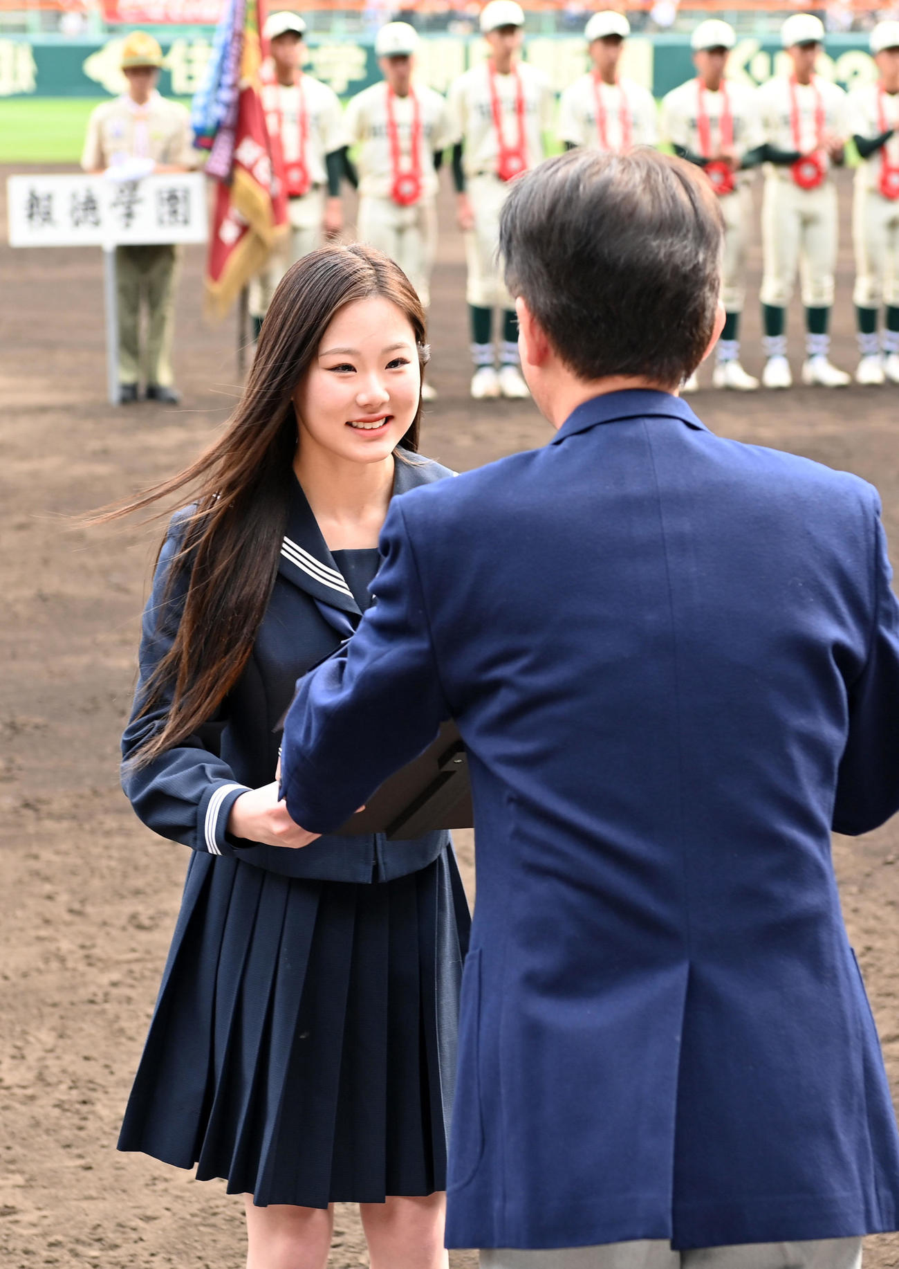応援団の最優秀賞に耐久が選ばれ、表彰を受ける応援団代表の山本絢花さん（代表撮影）