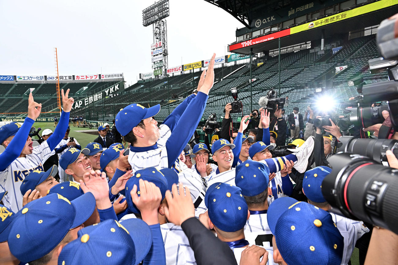 報徳学園対高崎健康福祉大高崎　試合後、初優勝の高崎健康福祉大高崎・青柳監督は胴上げされる（撮影・滝沢徹郎）