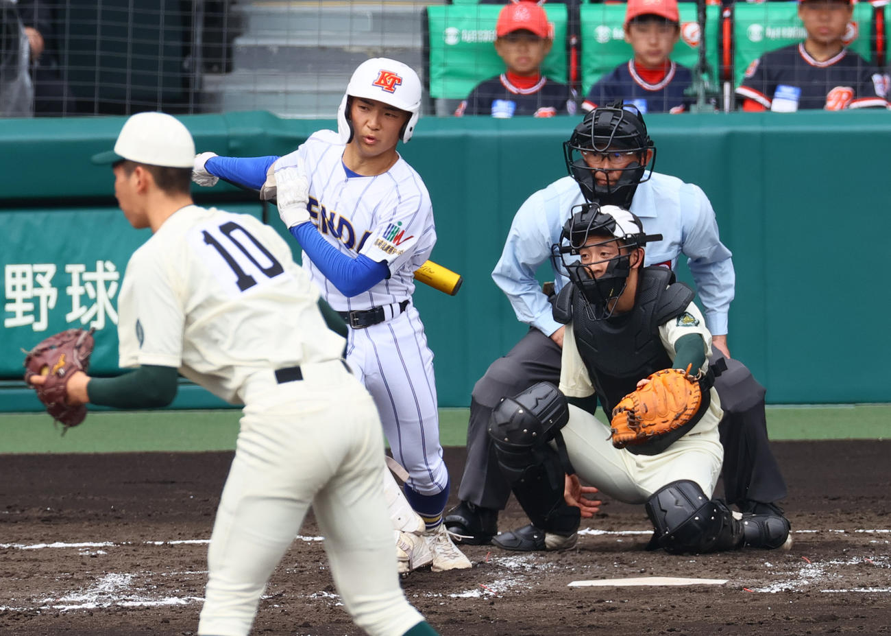 報徳学園対高崎健康福祉大高崎　3回裏高崎健康福祉大高崎1死三塁、高山は右前適時打を放つ（撮影・上山淳一）