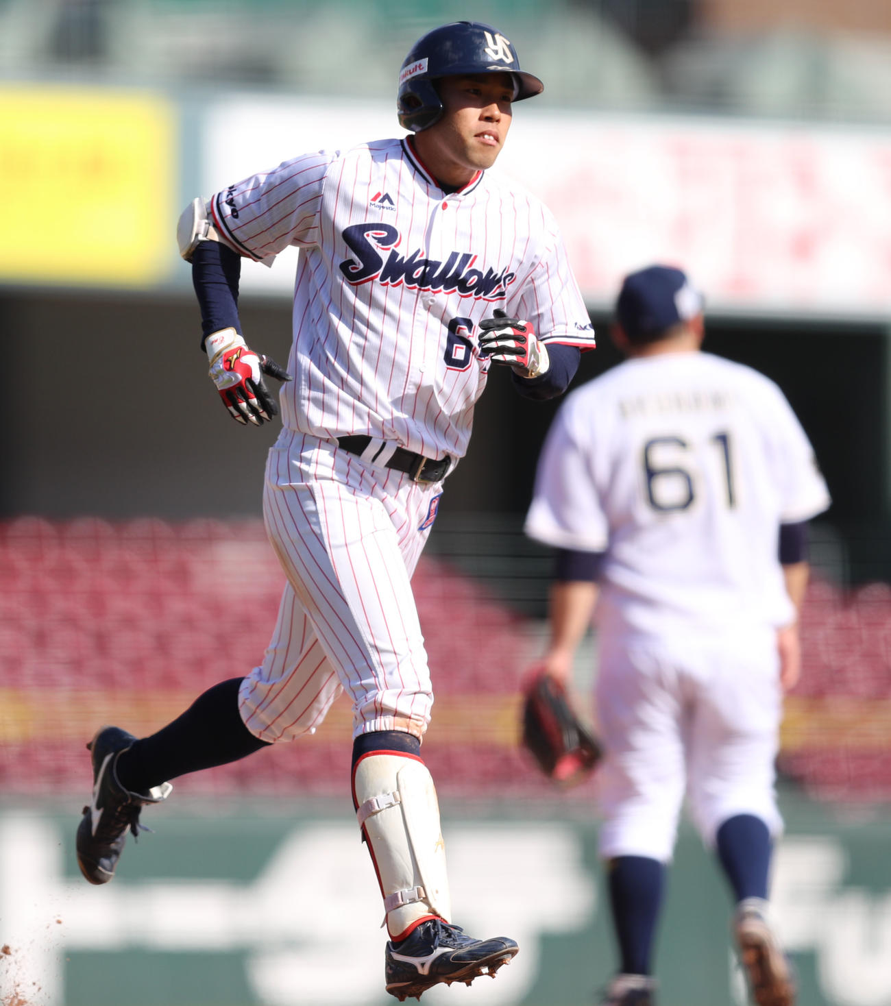 17年11月15日の合同トライアウトで右越え本塁打を放ち、本塁へ向かう前ヤクルト榎本葵（撮影・田崎高広）