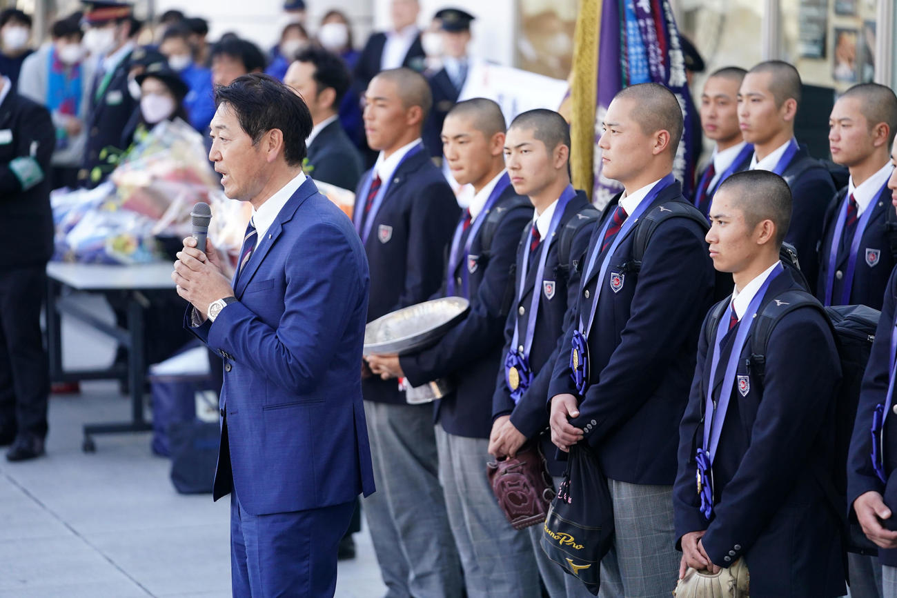 優勝報告をする高崎健康福祉大高崎・青柳監督（左）（撮影・横山健太）