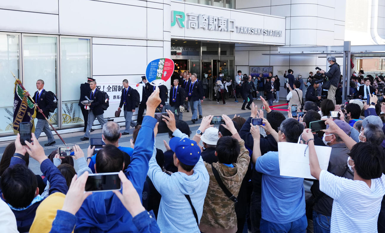 優勝旗を手に高崎駅に到着した高崎健康福祉大高崎ナイン（撮影・横山健太）