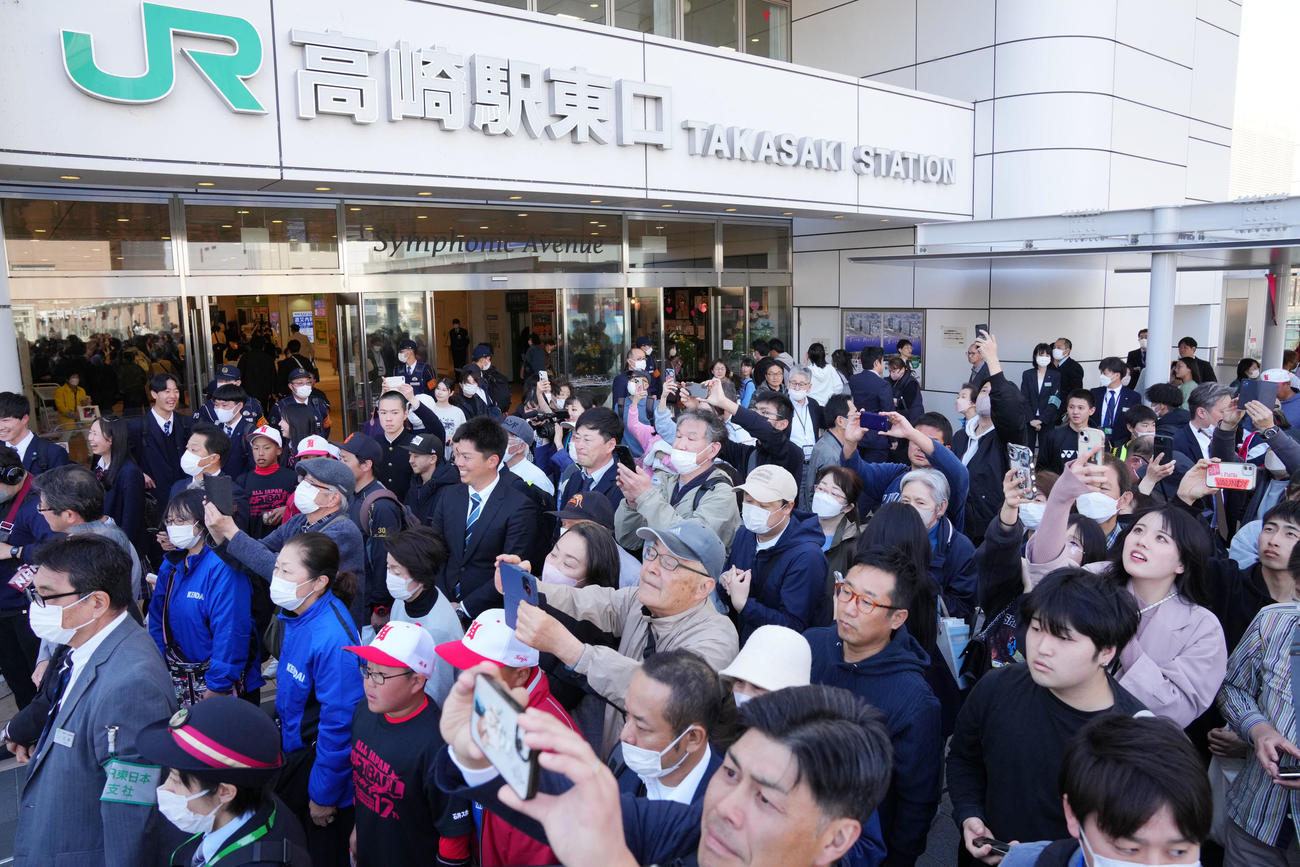 高崎駅には約500人の人々が集まった（撮影・横山健太）