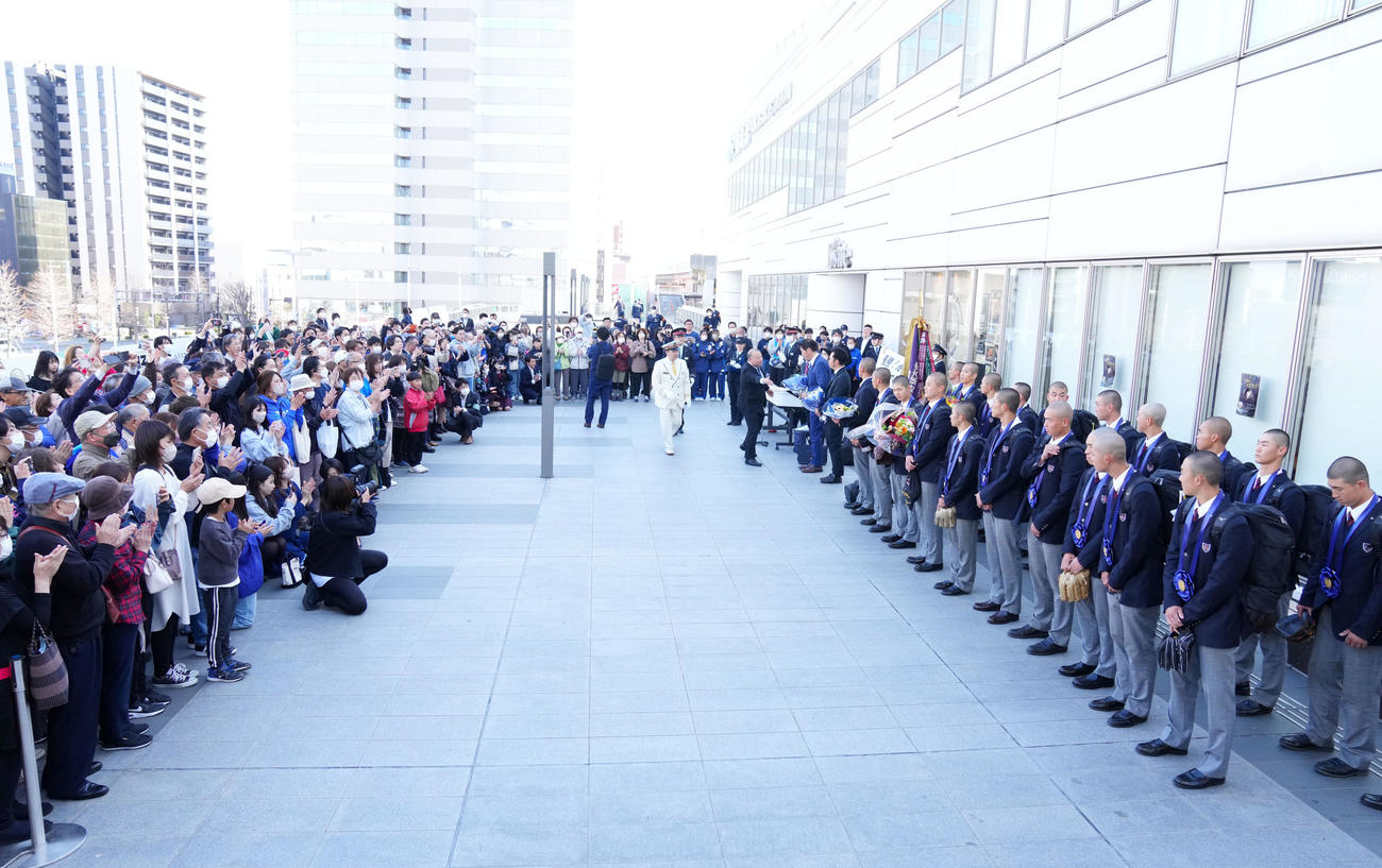 高崎駅前で優勝報告をする高崎健康福祉大高崎ナイン（撮影・横山健太）