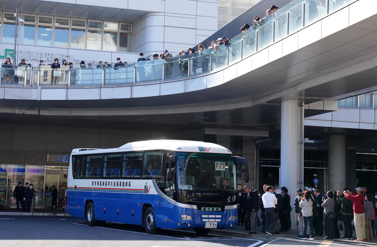 高崎健康福祉大高崎ナインが乗ったバスを見送る人々（撮影・横山健太）