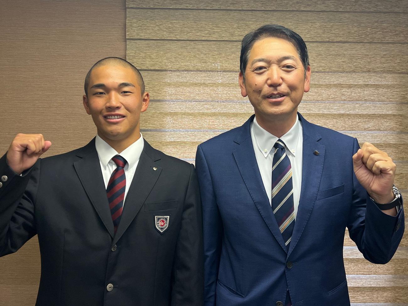 センバツ優勝から一夜明けた高崎健康福祉大高崎の青柳監督（右）と箱山主将（撮影・金子真仁）