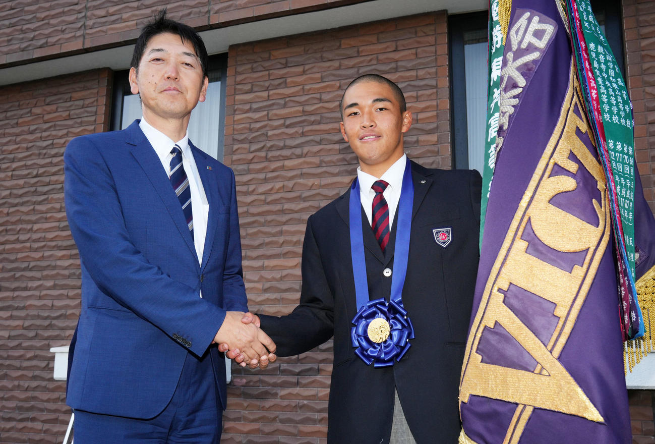握手を交わす高崎健康福祉大高崎・青柳監督（左）と箱山（撮影・横山健太）