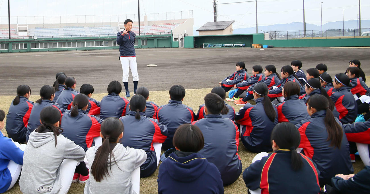 選手たちに指示する開志学園の佐藤忠行新監督