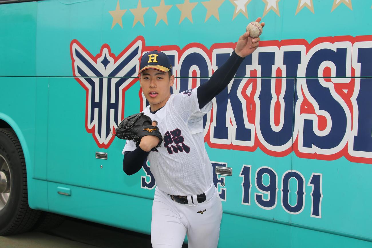 U18日本代表候補に選出された北照の高橋投手は、投球フォームを披露（撮影・中島洋尚）