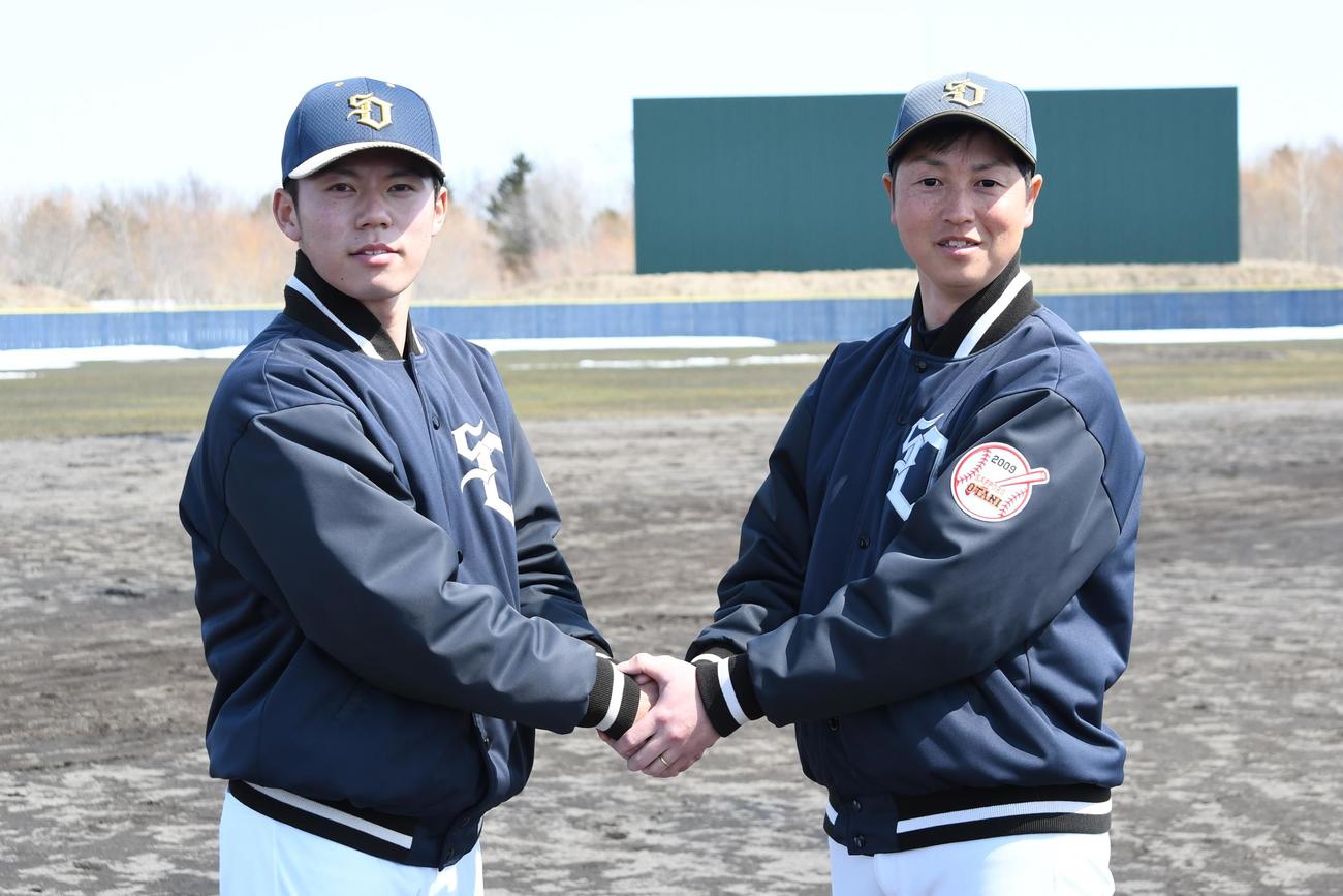 札幌大谷の五十嵐大新監督（右）と飯田柊哉コーチ（撮影・石井翔太）