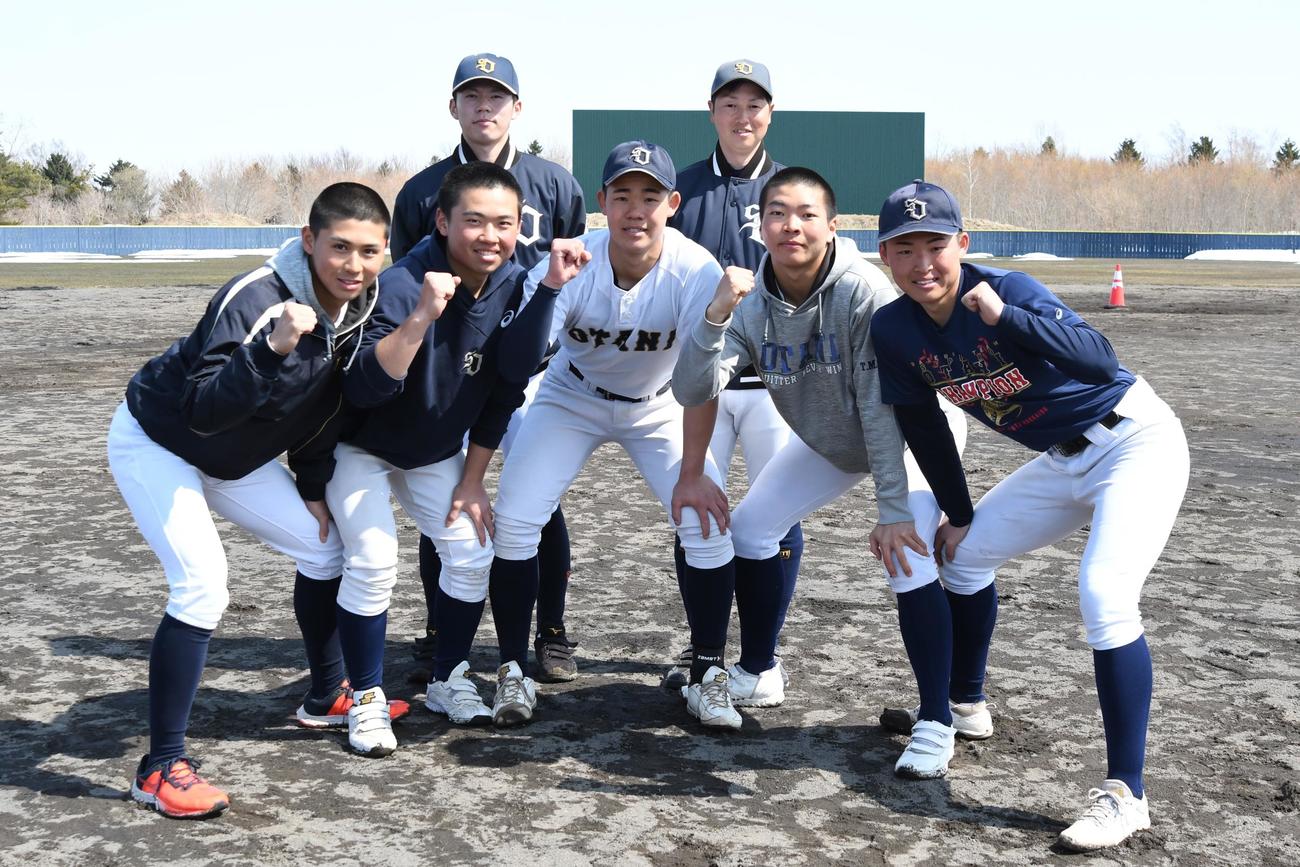 札幌大谷の五十嵐大新監督（後列右）と飯田コーチ（同左）の前でガッツポーズをつくる選手たち（撮影・石井翔太）