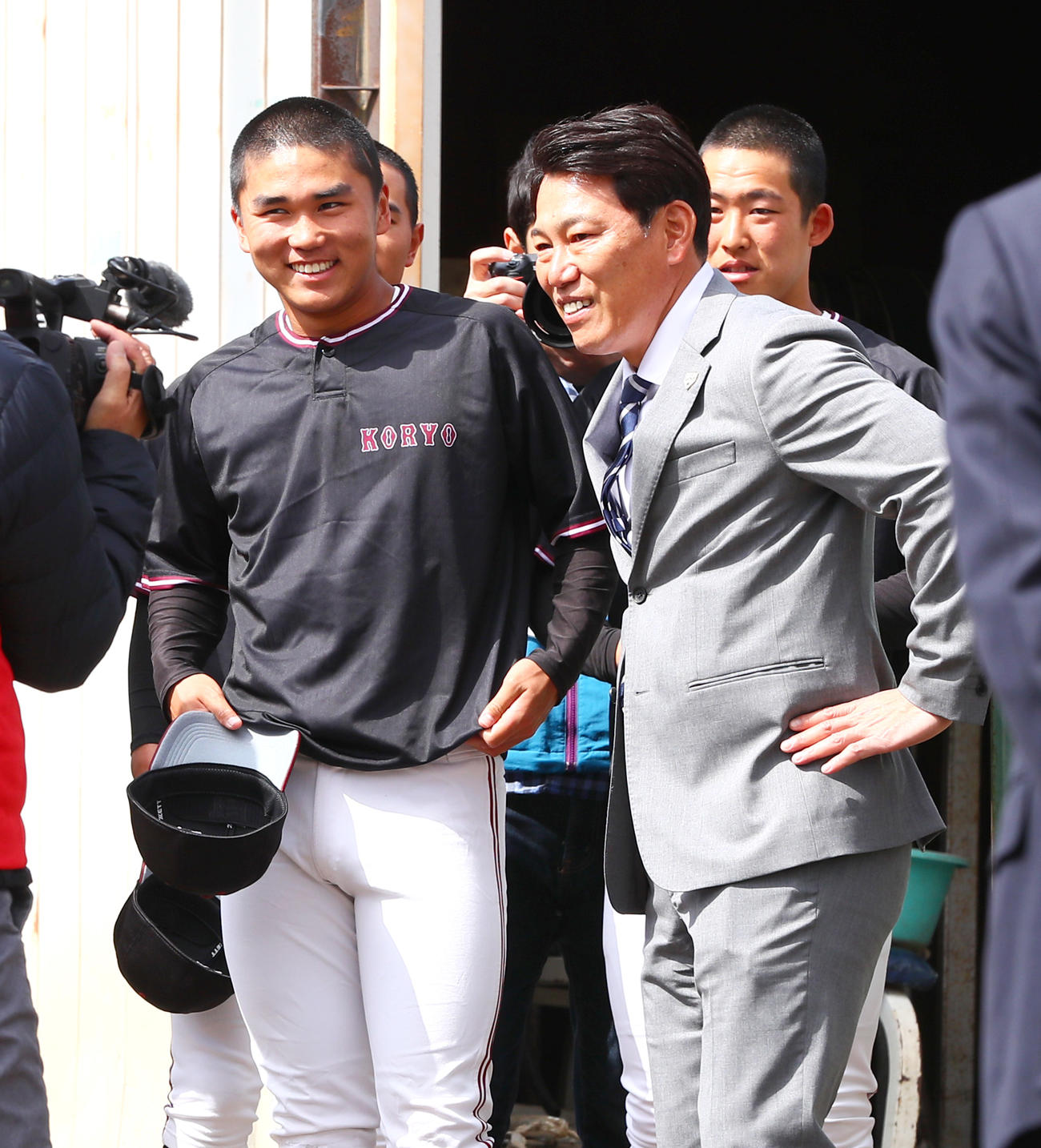 侍ジャパン井端監督（右）は笑顔で広陵・高尾と話す（撮影・上山淳一）