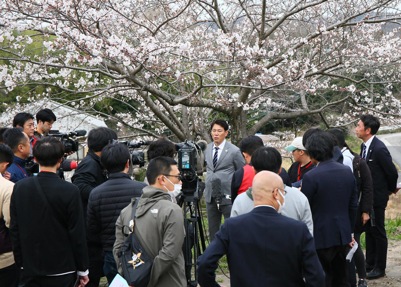 強化合宿の視察を終え報道陣に話す侍ジャパン井端監督（撮影・上山淳一）