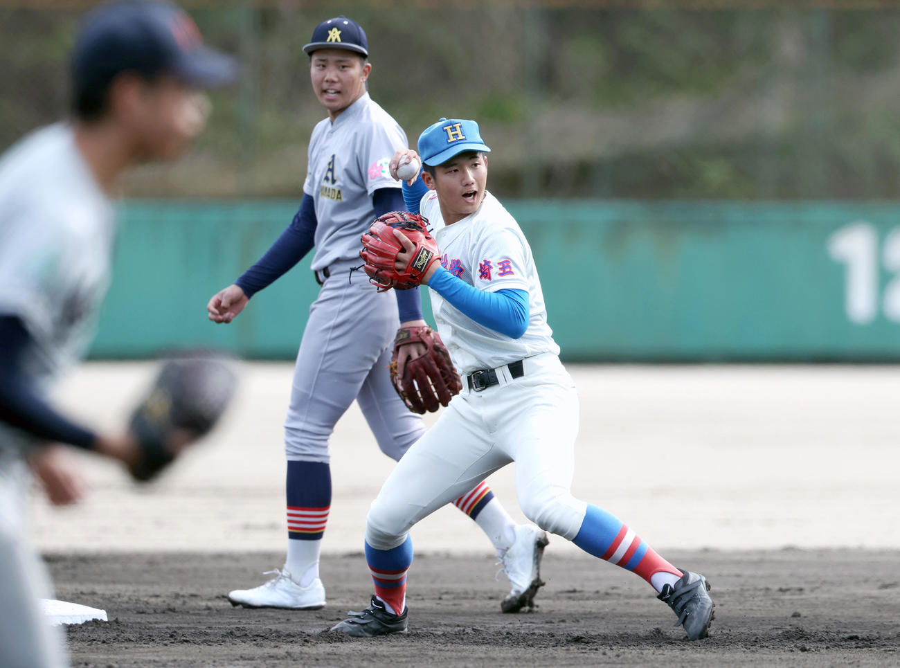 強化合宿で汗を流す花咲徳栄・石塚。奥は青森山田・吉川（撮影・上山淳一）