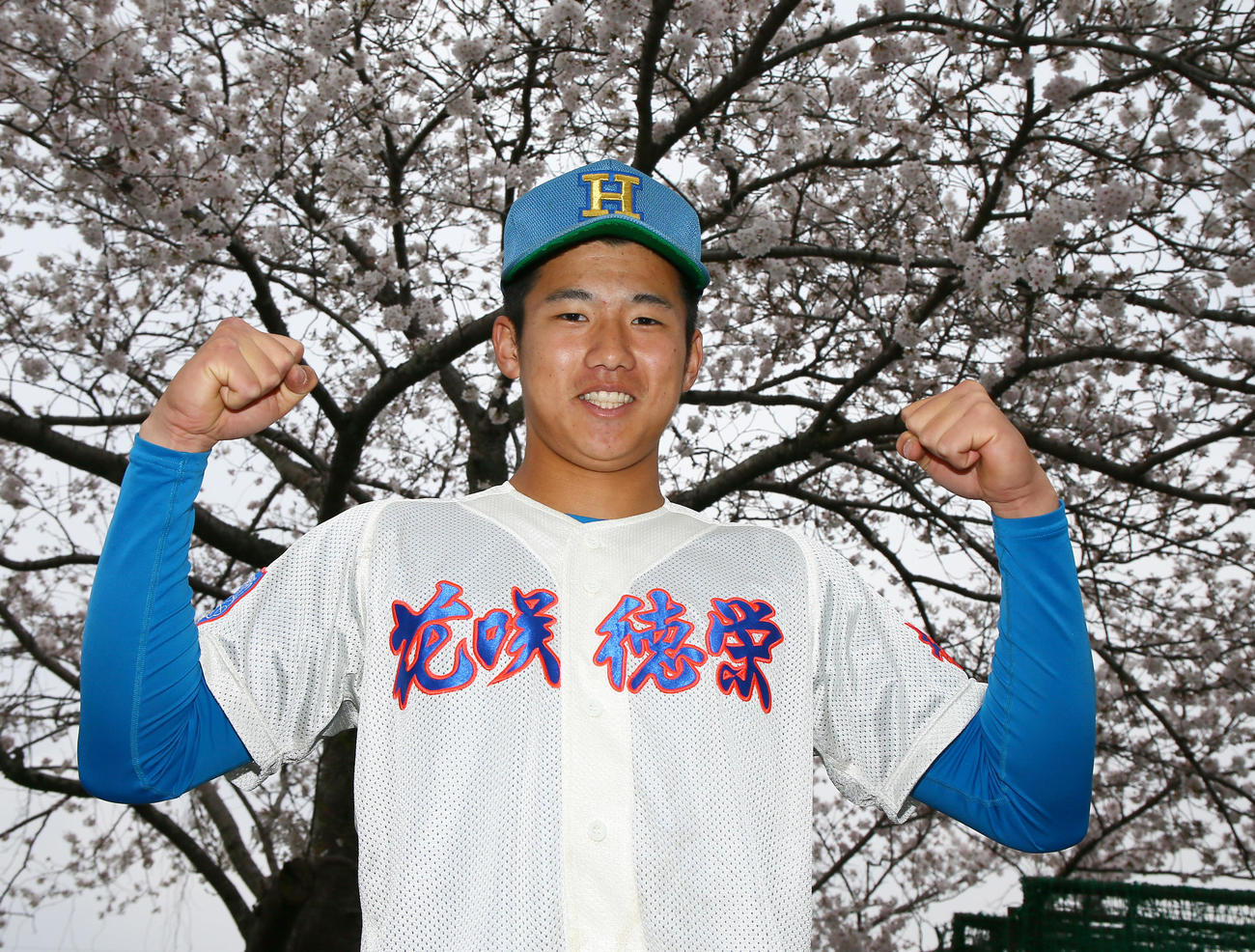 満開の桜の下でポーズを決める花咲徳栄・石塚（撮影・上山淳一）