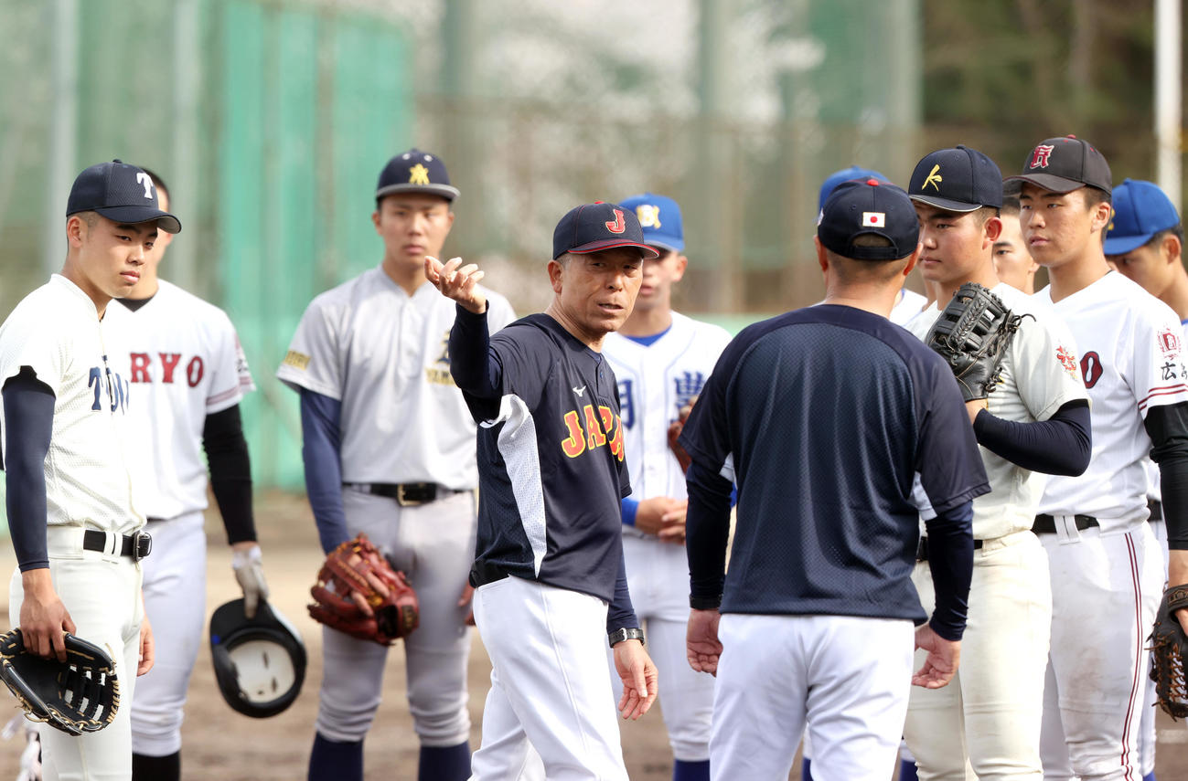 円陣を組み選手らに話すU18日本代表・小倉監督（手前）（撮影・上山淳一）
