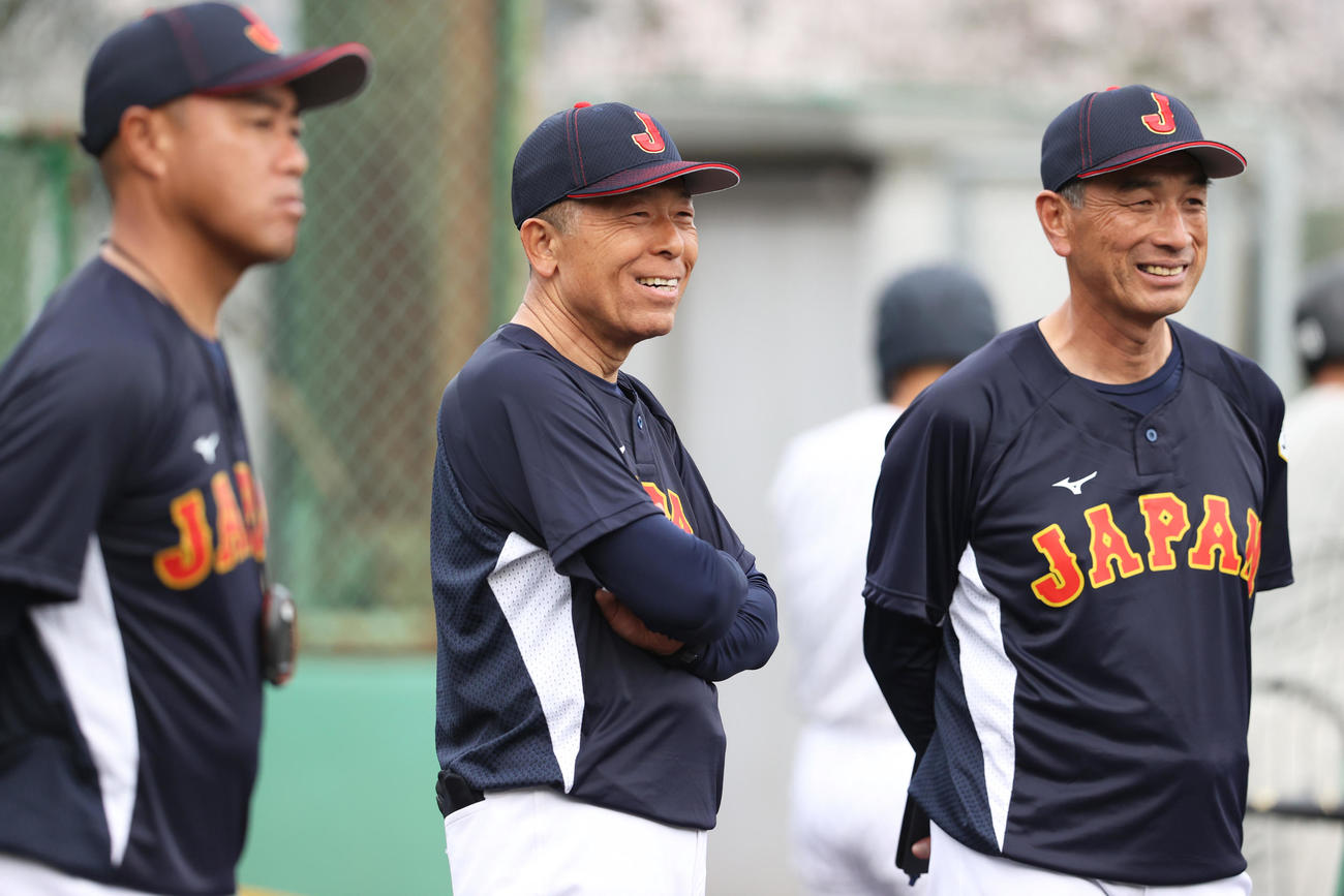 U18日本代表候補強化合宿がスタートし笑顔を見せる小倉監督（中央）。左は大角コーチ、右は荒井ヘッドコーチ（撮影・上山淳一）