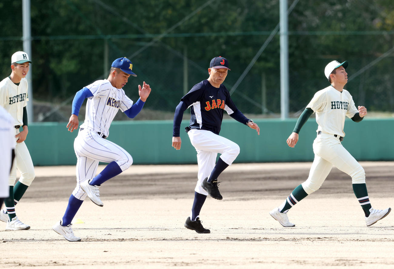 強化合宿でトレーニングする、左から報徳学園・今朝丸、高崎健康福祉大高崎・箱山、小倉監督、報徳学園・間木（撮影・上山淳一）