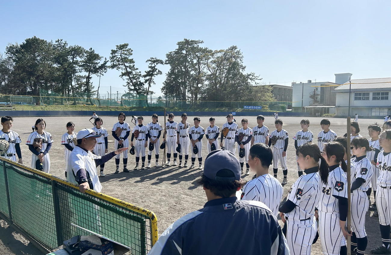 1日、弓桁監督（左手前）の話を聞く東海大静岡翔洋ナイン
