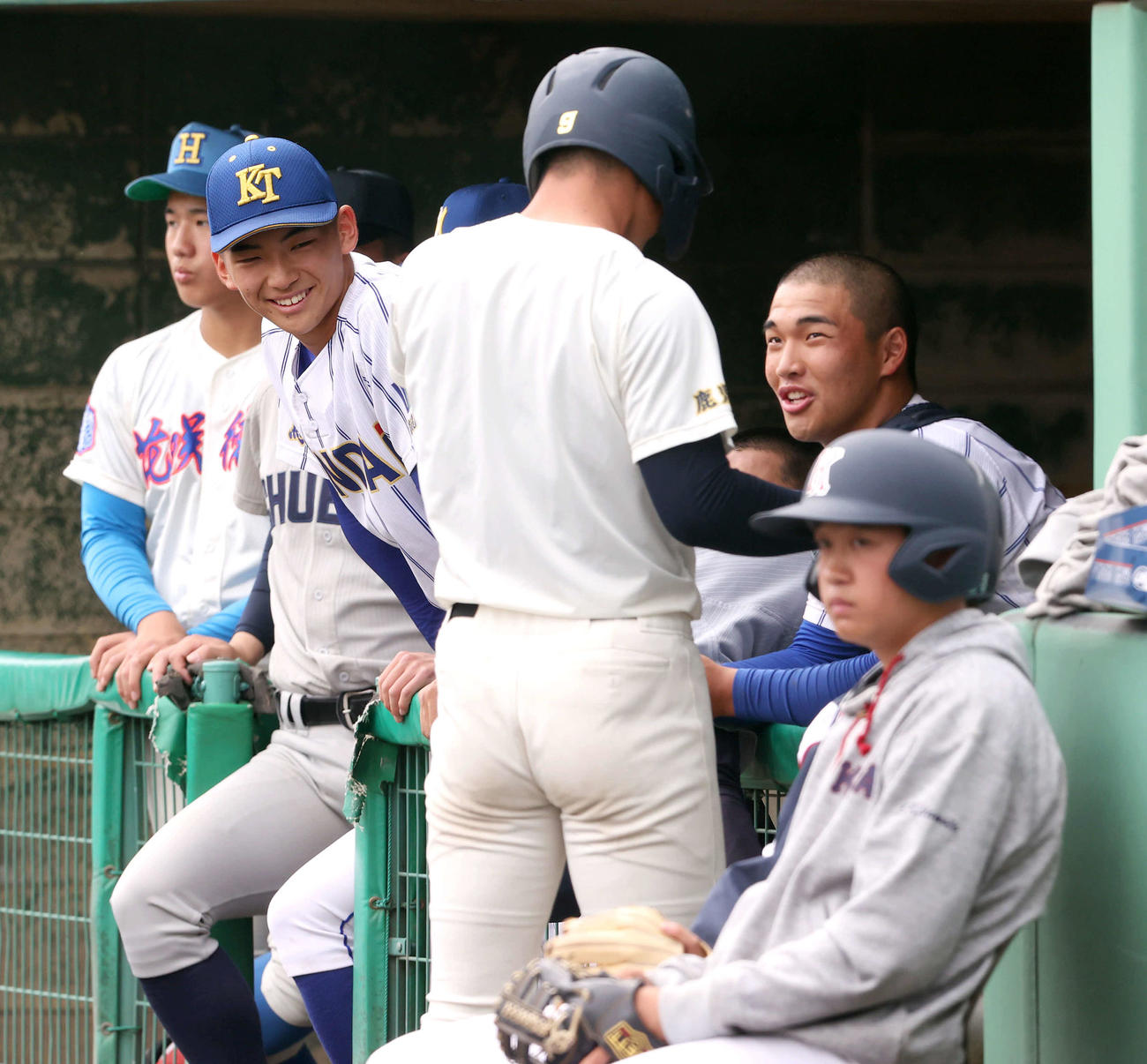 ベンチ前で神村学園・正林（手前）と笑顔で話す高崎健康福祉大高崎・箱山（右）と高崎健康福祉大高崎・高山（左から2人目）。左は花咲徳栄・石塚（撮影・上山淳一）
