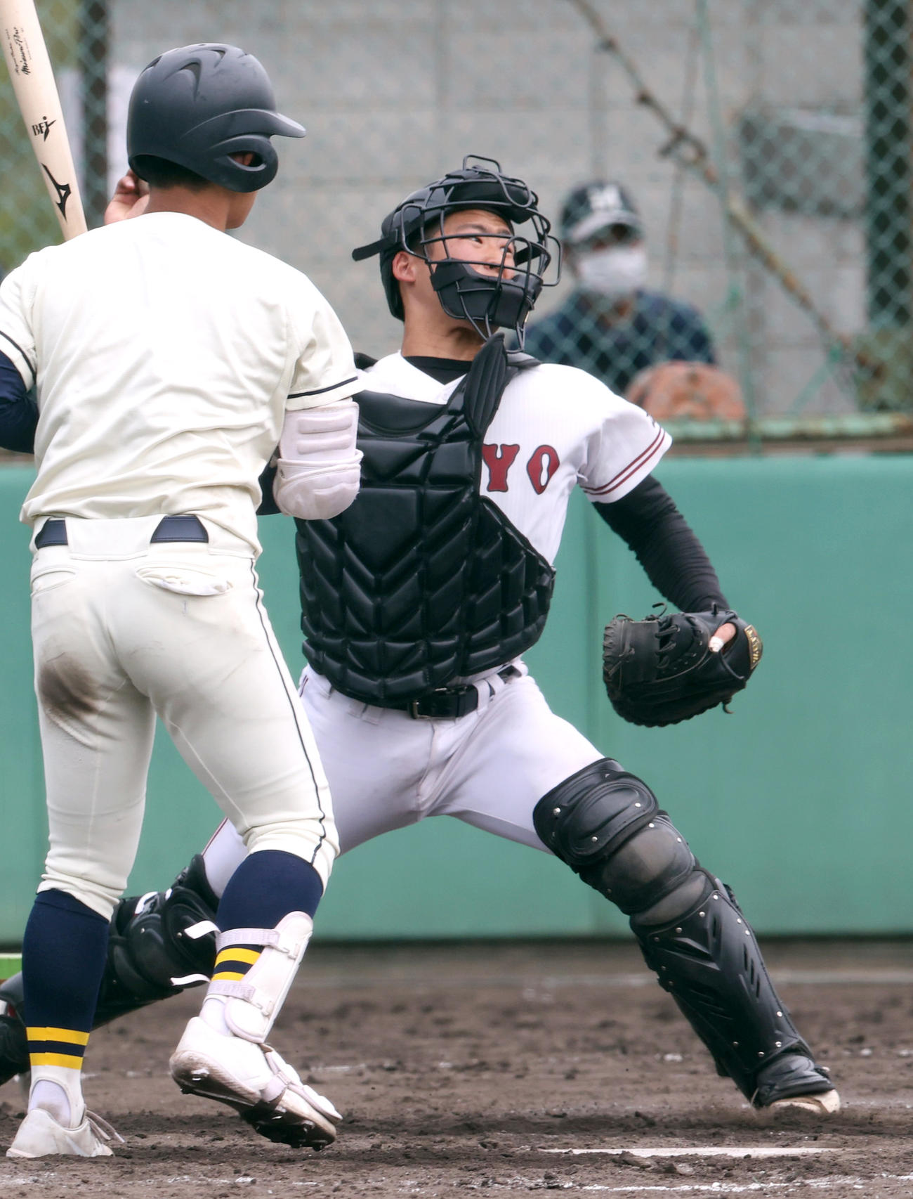 広陵の捕手・只石は高山の二盗を刺す（撮影・上山淳一）