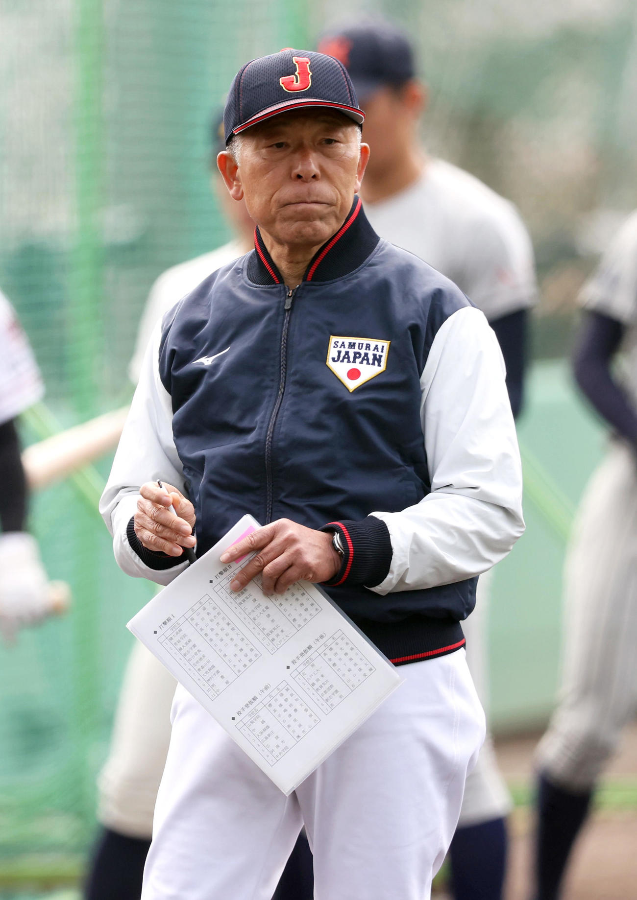 強化合宿で選手らを見るU18日本代表・小倉監督（撮影・上山淳一）