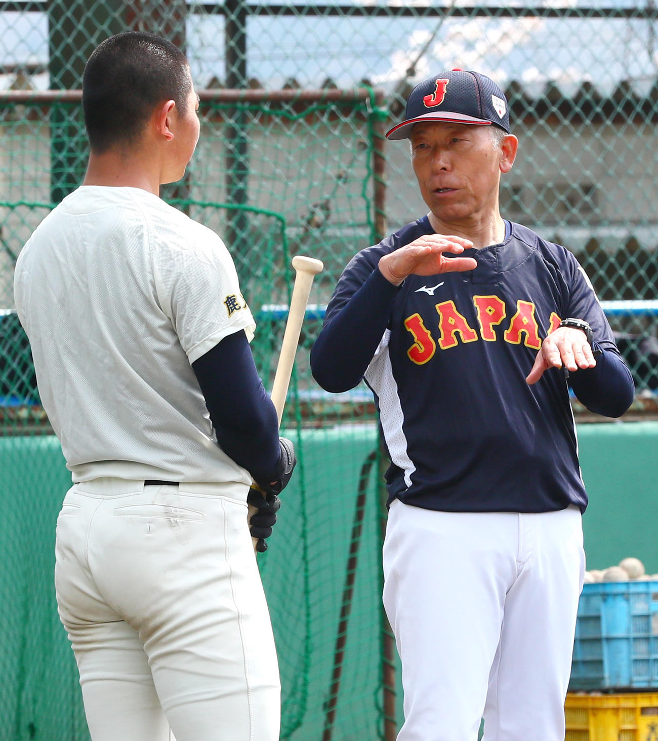 U18日本代表・小倉監督（右）から指導を受ける神村学園・正林（撮影・上山淳一）
