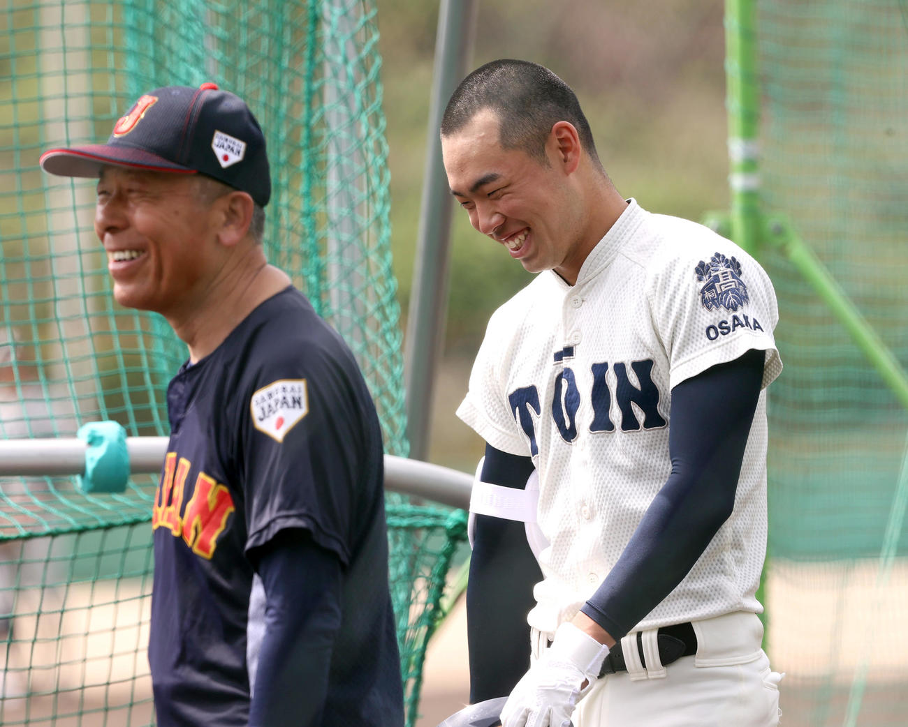 U18日本代表・小倉監督（左）と笑顔で話す大阪桐蔭・境（撮影・上山淳一）