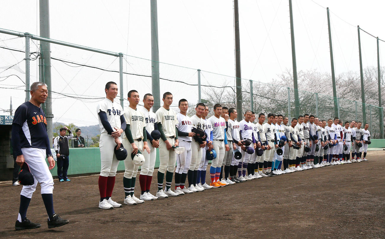 強化合宿を終え整列するU18日本代表・小倉監督（左）と選手ら（撮影・上山淳一）