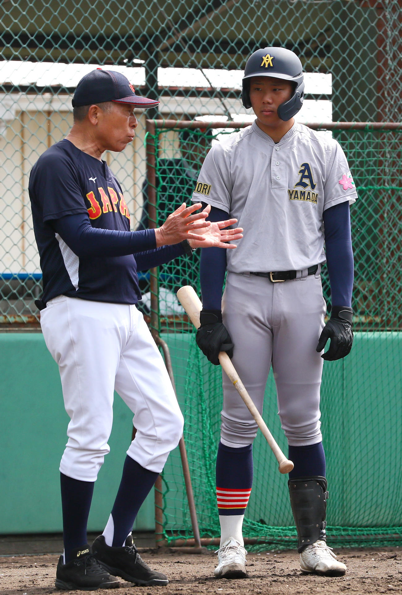 U18日本代表・小倉監督（左）から指導を受ける青森山田・吉川（撮影・上山淳一）