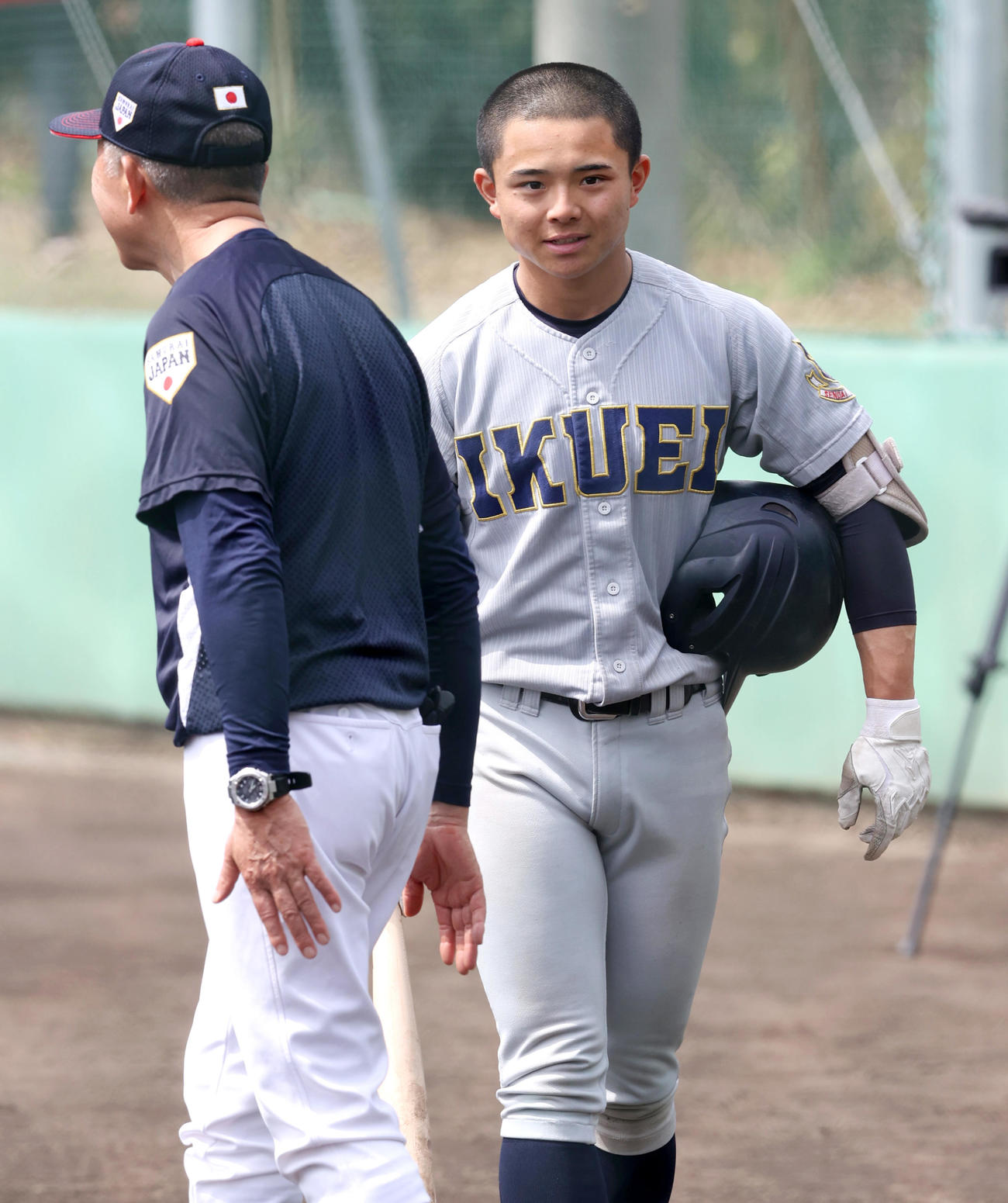 U18日本代表・小倉監督（左）と笑顔で話す仙台育英・湯浅（撮影・上山淳一）