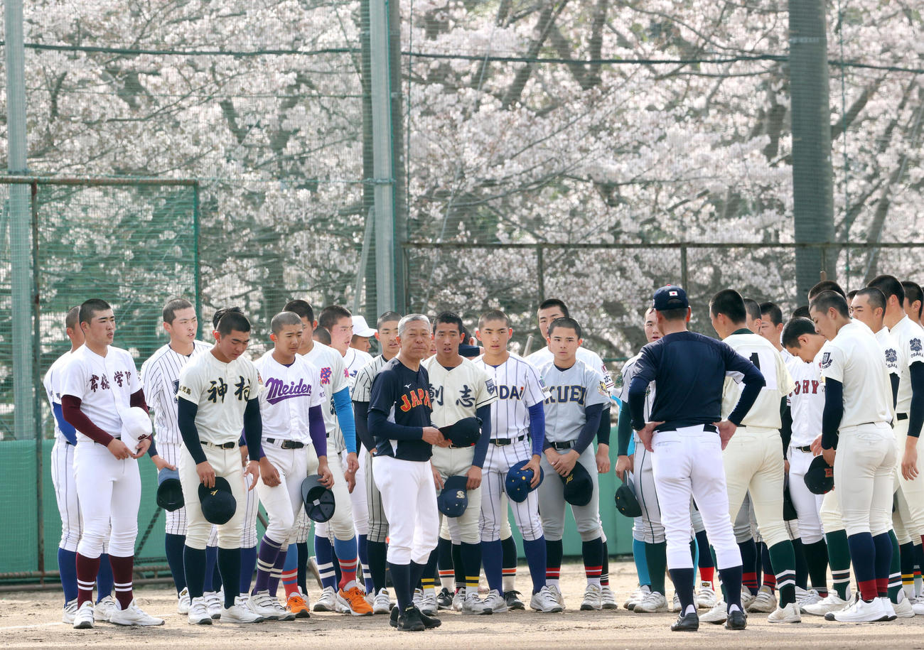強化合宿でU18日本代表・小倉監督（中央）の話を聞く選手ら（撮影・上山淳一）