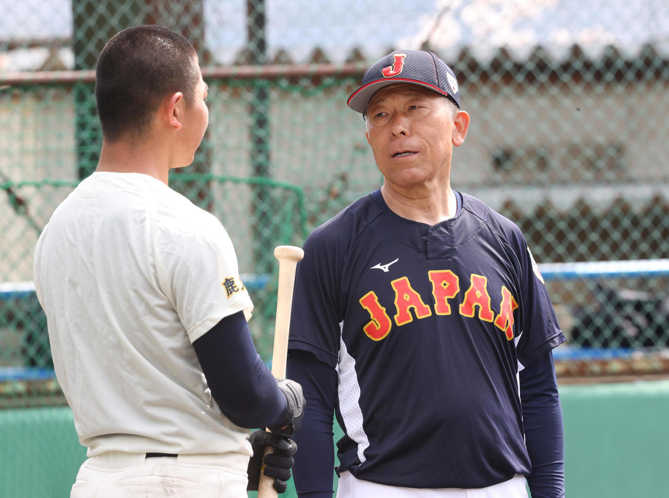 U18日本代表・小倉監督（右）から指導を受ける神村学園・正林（撮影・上山淳一）